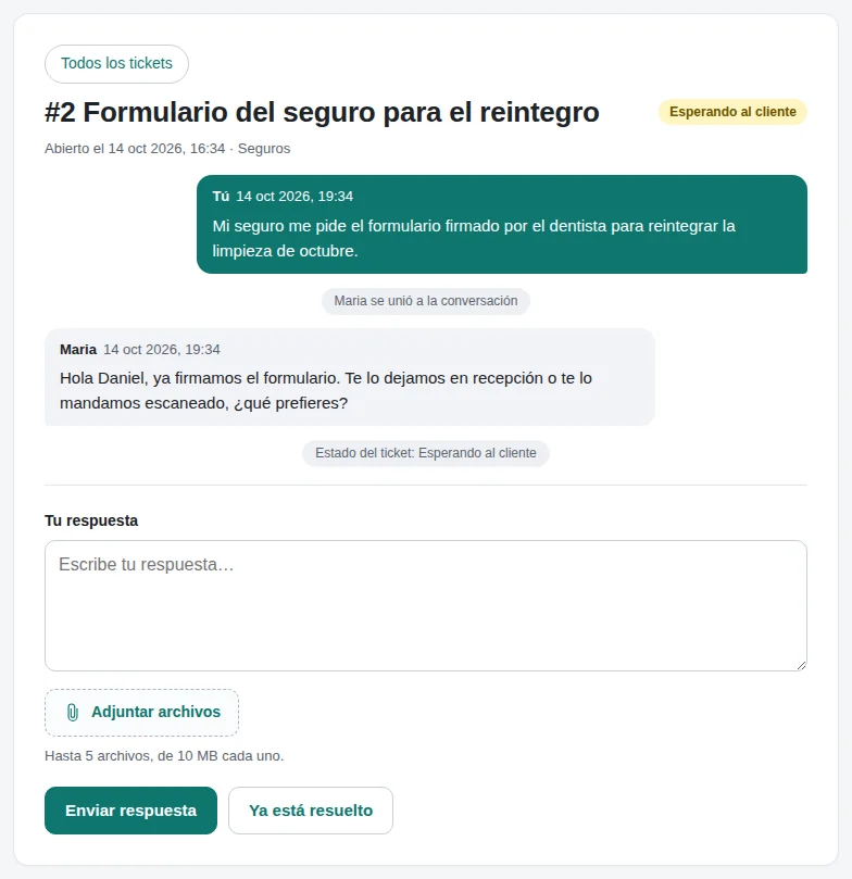 Un ticket en el portal, con la respuesta del equipo.