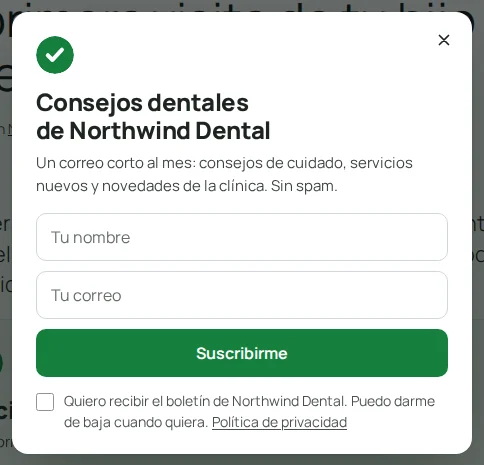Un popup de newsletter como lo ve un visitante, con la casilla de consentimiento y la línea de atribución debajo.